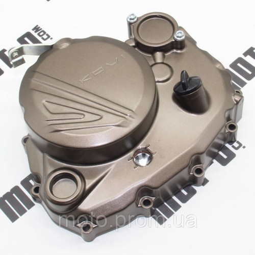 Крышка двигателя, правая (в сборе) KOVI 300-4Т (ADT300)